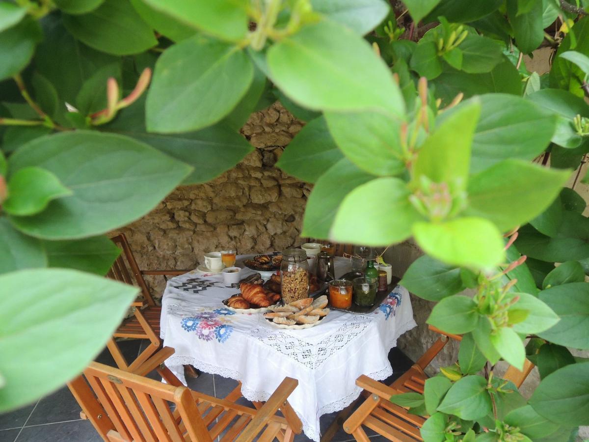 Maison D'Hotes "Les Volets Verts" Et Sa Brocante Ecueille Εξωτερικό φωτογραφία